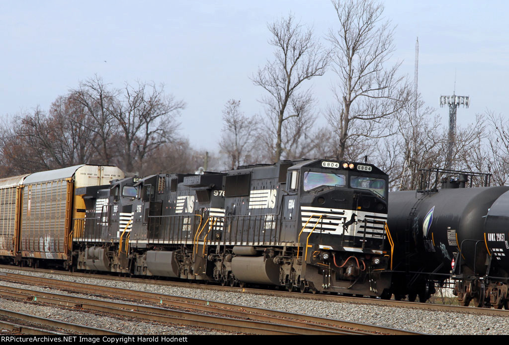 NS 6804 leads train 214 northbound